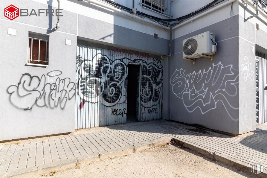 Industrial for sale at Calle Ocaña, La Latina, Madrid, 28047 with window, daytime, property, building, azure, infrastructure, road surface, architecture, door and art around