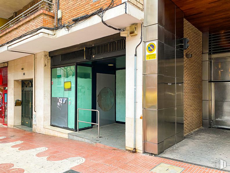 Retail for sale at Calle Real, San Sebastián de los Reyes, Madrid, 28700 with property, fixture, shade, building, facade, tints and shades, road surface, sidewalk, glass and road around