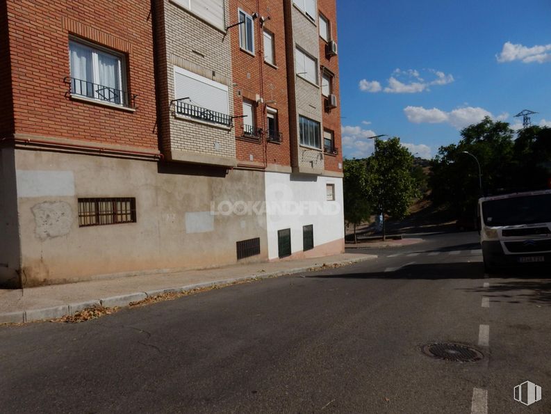 Retail for sale & for rent at Zona Santa Bárbara, Toledo, 45006 with window, building, car, sky, cloud, road surface, asphalt, tree, urban design and neighbourhood around