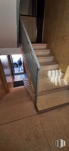 Nave en venta en Calle Valle de Guadalix, San Sebastián de los Reyes, Madrid, 28700 con persona, escaleras, madera, suelo, suelos, tinte para madera, madera dura, accesorio, material compuesto y contrachapado alrededor