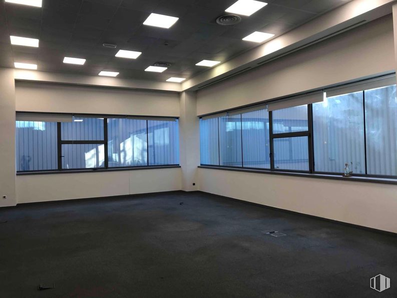 Oficina en alquiler en Zona empresarial, San Sebastián de los Reyes, Madrid, 28703 con ventana, lámpara, alumbrado, techo, interiorismo, suelos, suelo, vidrio, iluminación natural y hall alrededor