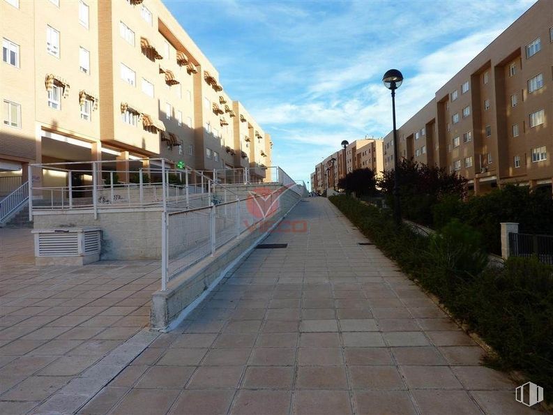 Retail for sale & for rent at Zona Parque Sol, Cuenca, 16004 with building, plant, daytime, sky, window, cloud, infrastructure, road surface, street light and asphalt around