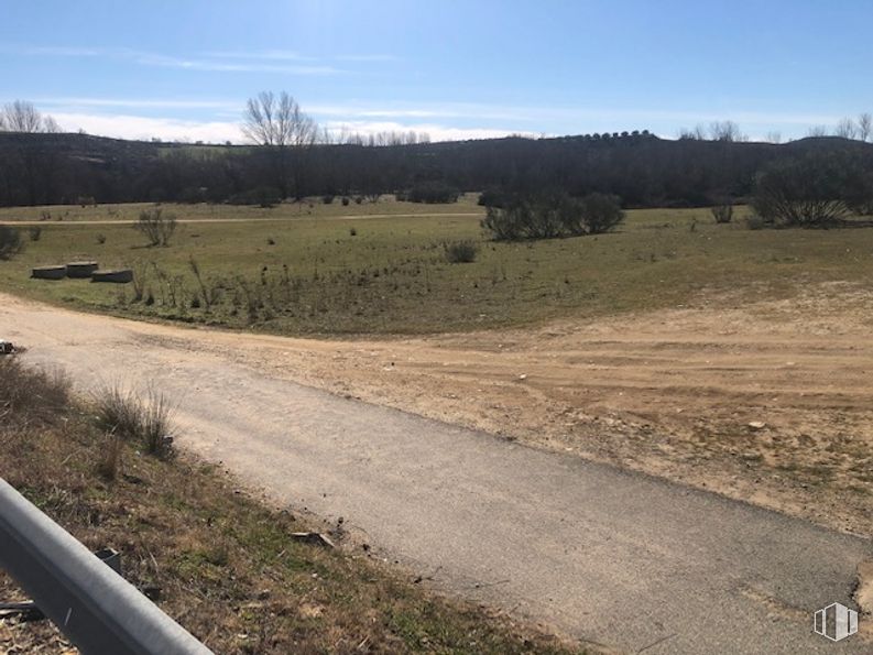 Land for sale at Carretera Guadalajara, 174, Torrejón del Rey, Guadalajara, 19174 with cloud, sky, plant, natural landscape, road surface, asphalt, tree, grass, landscape and grassland around