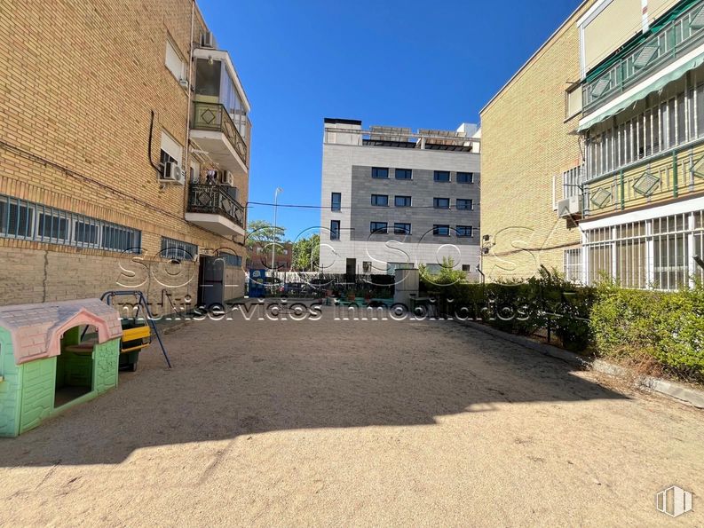 Local en alquiler y venta en Calle Arcadia, Barajas, Madrid, 28042 con edificio, cielo, ventana, planta, diseño urbano, superficie de la carretera, condominio, zona residencial, ciudad y asfalto alrededor