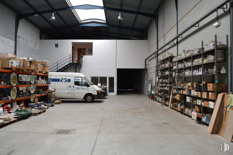 Industrial for sale at Calle Severo Ochoa, 90, Talavera de la Reina, Toledo, 45614 with van, tire, wheel, vehicle, car, building, motor vehicle, automotive design, shelf and floor around