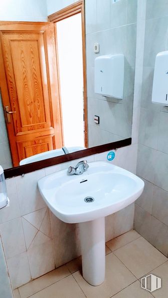 Retail for sale at Zona La Pedriza, Manzanares el Real, Madrid, 28410 with sink, mirror, brown, tap, property, photograph, plumbing fixture, bathroom sink, purple and bathroom around