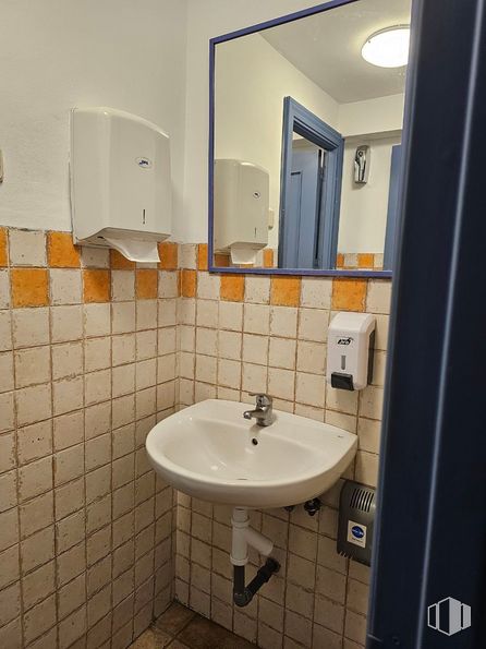 Local en venta en Avenida Plaza Toros, Carabanchel, Madrid, 28025 con fregadero, secador de manos, espejo, grifo, lavabo, propiedad, accesorios de fontanería, cuarto de baño, edificio y morado alrededor