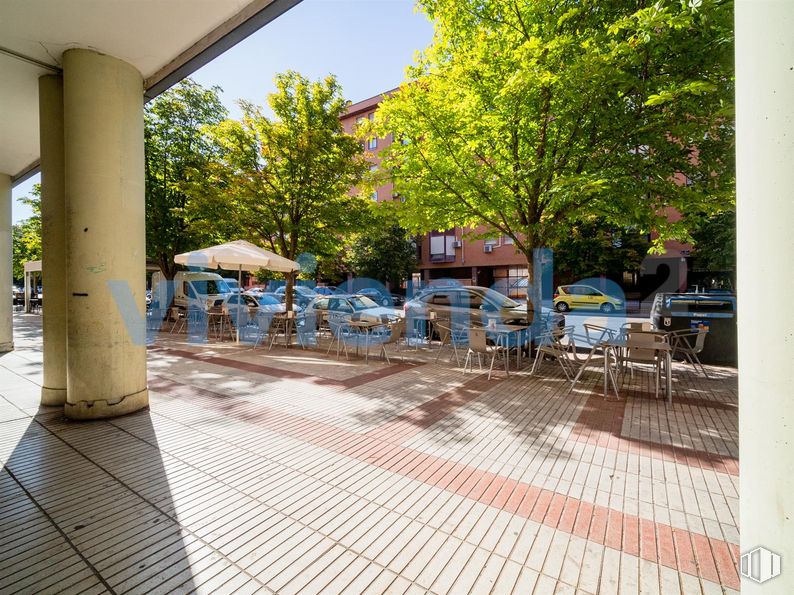 Retail for sale at Calle Arcos, San Blas - Canillejas, Madrid, 28032 with furniture, chair, building, sky, shade, tree, urban design, road surface, outdoor furniture and leisure around