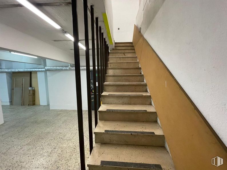 Local en alquiler en Plaza Conde del Valle de Súchil, Chamberí, Madrid, 28015 con accesorio, escaleras, madera, suelos, suelo, hall, techo, material compuesto, madera dura y pasamanos alrededor