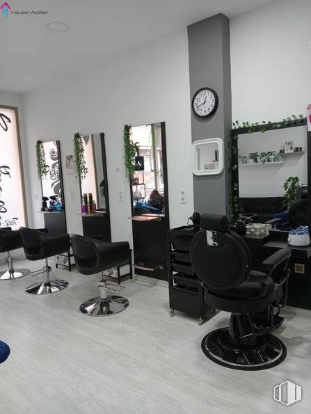 Retail for rent at  Casco Antiguo, Majadahonda, Madrid, 28220 with chair, building, picture frame, interior design, clock, living room, beauty salon, flooring, floor and houseplant around