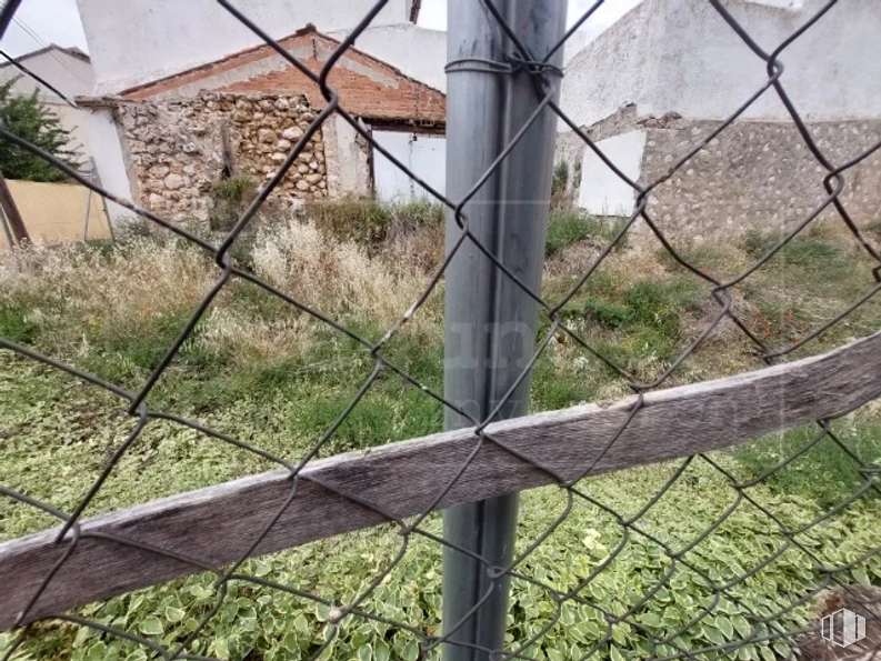 Land for sale at Travesía Castillejo, 15, Los Santos de la Humosa, Madrid, 28817 with animal, plant, mesh, fence, land lot, wire fencing, grass, composite material, landscape and window around