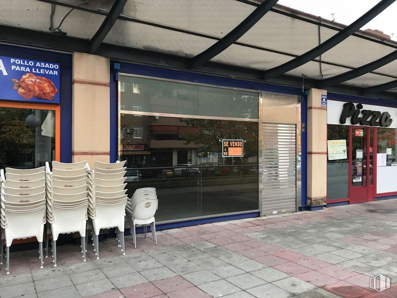 Local en alquiler y venta en Avenida Provincias, Fuenlabrada, Madrid, 28941 con silla, sombra, fachada, gas, accesorio, asentamiento humano, ciudad, edificio, edificio comercial y uso mixto alrededor