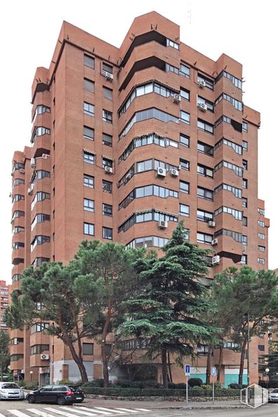 Retail for sale & for rent at Calle Pedro Rico, 31, Fuencarral - El Pardo, Madrid, 28029 with building, car, sky, daytime, property, window, wheel, tire, tower block and tree around