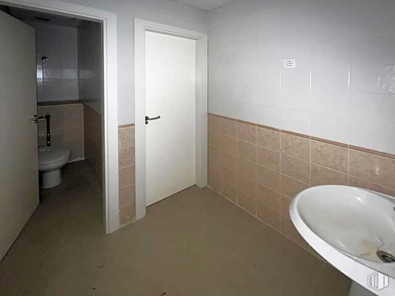 Office for sale at Calle Francisco Alonso, Alcalá de Henares, Madrid, 28806 with sink, door, plumbing fixture, property, bathroom sink, building, tap, bathroom, fixture and wood around