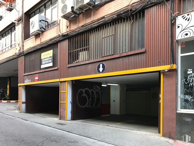 Retail for sale at Calle Nicolás Morales, Carabanchel, Madrid, 28019 with window, building, facade, real estate, city, road, commercial building, asphalt, fixture and street around