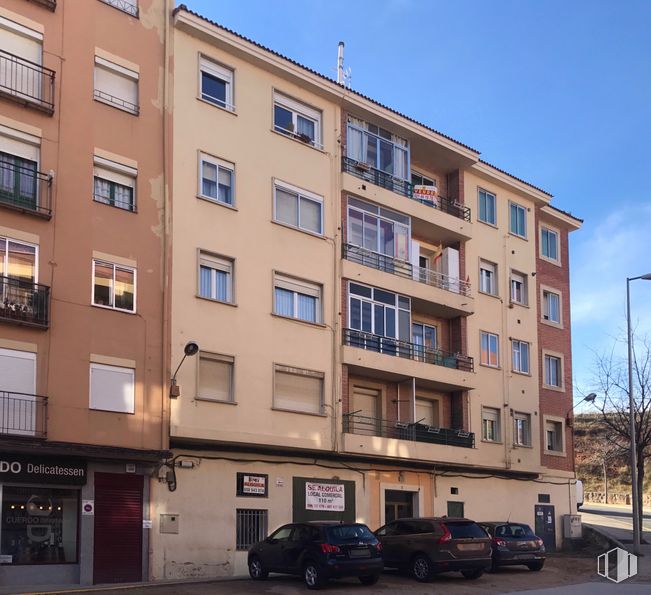 Local en alquiler y venta en Calle Amapola, 3, Segovia, 40006 con coche, edificio, vehículo terrestre, cielo, neumático, rueda, ventana, vehículo, diseño urbano y condominio alrededor