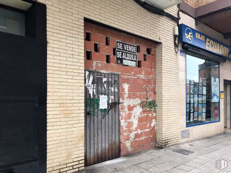 Retail for sale & for rent at Calle Capitán Luque, 26, Talavera de la Reina, Toledo, 45600 with door, window, property, fixture, brickwork, wood, road surface, brick, architecture and font around