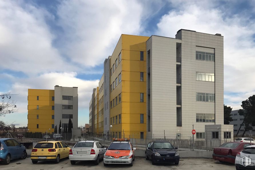 Oficina en venta en Calle Francisco Aritio, 168, Guadalajara, 19004 con edificio, coche, nube, vehículo terrestre, cielo, ventana, vehículo, placa de matrícula del vehículo, infraestructura y bloque de pisos alrededor