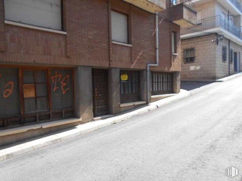 Retail for sale at Travesía Dos de Mayo, Arenas de San Pedro, Ávila, 05400 with window, house, building, property, road surface, wood, asphalt, sidewalk, facade and brick around