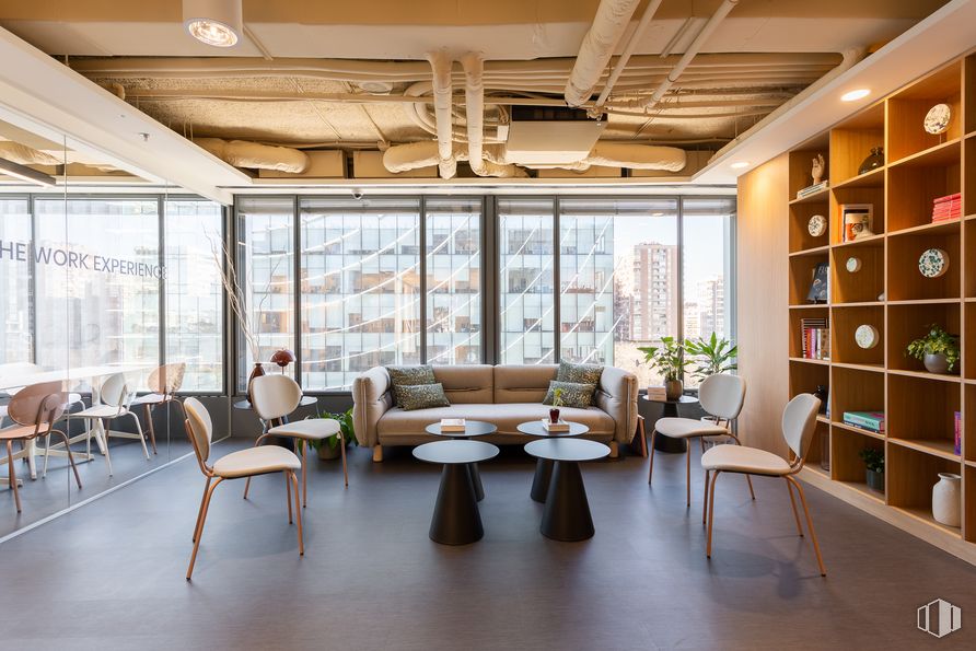 Oficina en alquiler en Paseo Castellana, 85, Tetuán, Madrid, 28046 con sofá, mesa, silla, mueble, edificio, diseño de interiores, planta, madera, alumbrado y arquitectura alrededor