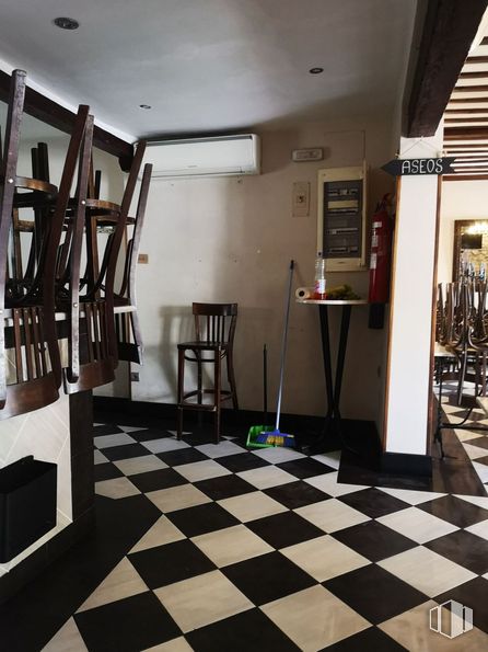 Local en alquiler y venta en Plaza Hermanos Ortiz de Zarate, Chinchón, Madrid, 28370 con silla, suelos, suelo, interiorismo, mueble, suelo de baldosas, azulejo, tinte para madera, restaurante y taburete alrededor