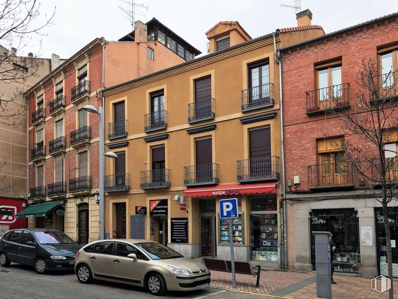 Office for sale at Calle José Zorilla, 24, Segovia, 40002 with car, building, window, property, automotive parking light, vehicle, architecture, door, neighbourhood and residential area around