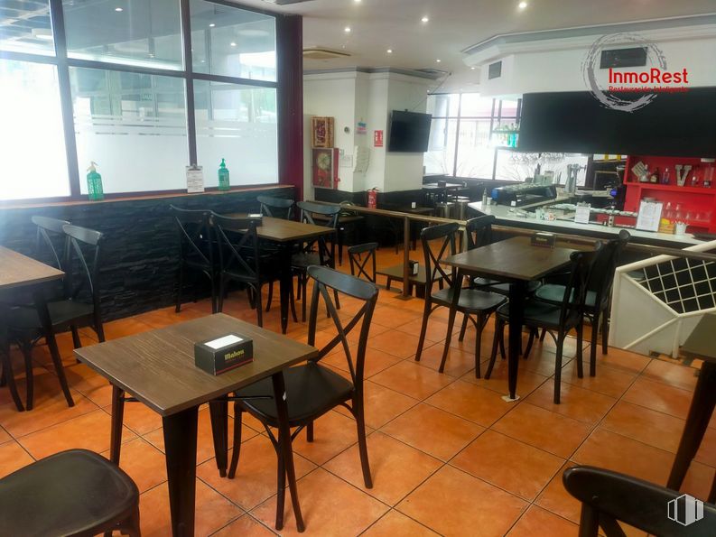 Retail for rent at Zona empresarial Julián Camarillo, San Blas - Canillejas, Madrid, 28037 with chair, kitchen & dining room table, table, furniture, property, building, interior design, flooring, floor and window around