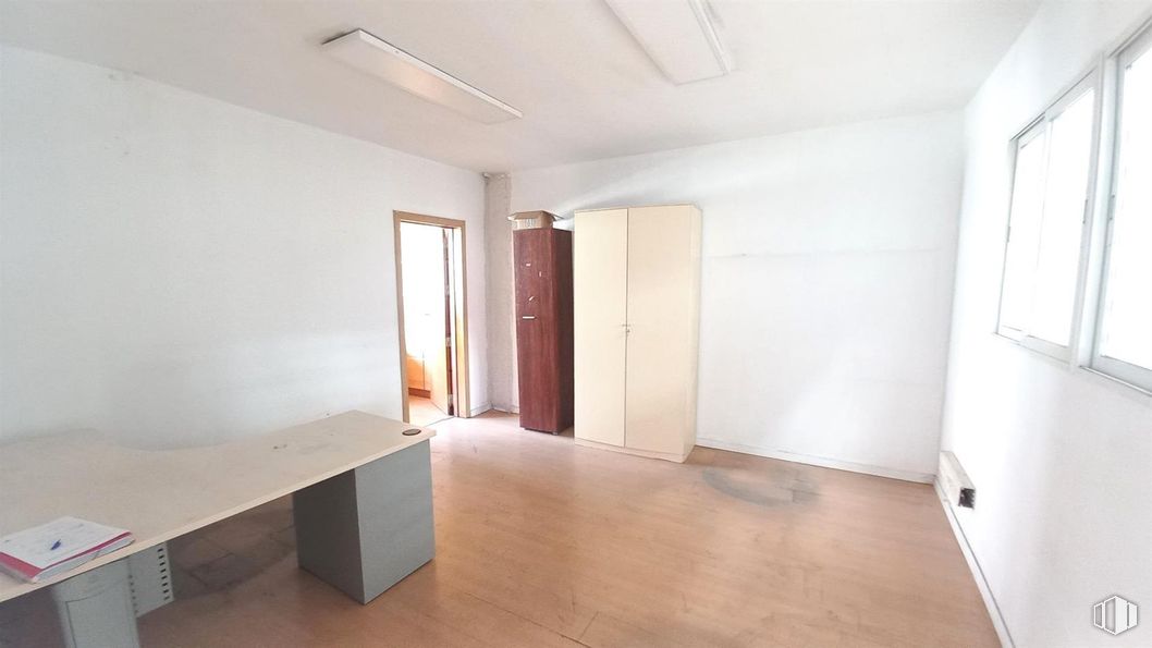 Nave en alquiler y venta en Polígono Prado Overa, Leganés, Madrid, 28914 con lámpara, escritorio, ventana, alumbrado, puerta, mesa, suelos, suelo, pared y interiorismo alrededor