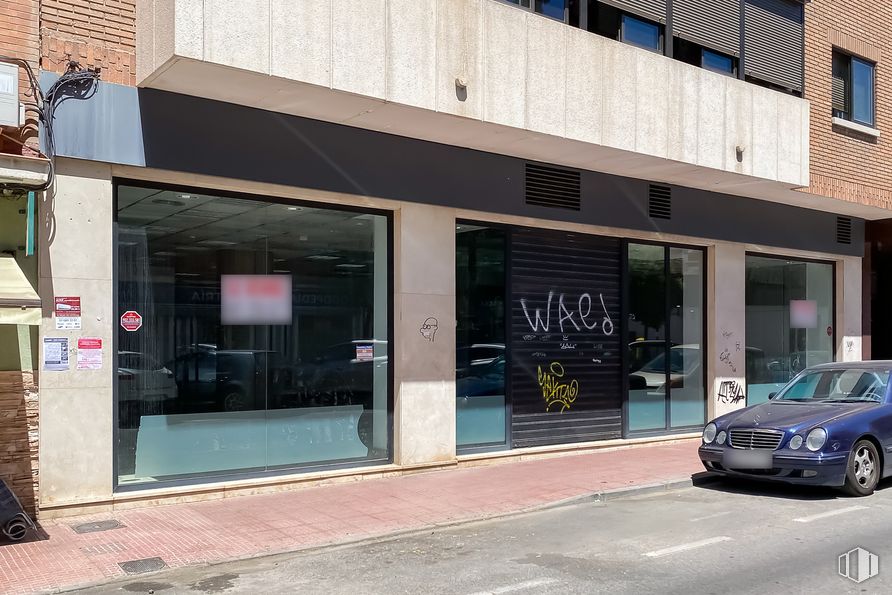 Local en venta en Zona Juan de Austria, Alcalá de Henares, Madrid, 28804 con coche, puerta, vehículo, rueda, neumático, edificio, ventana, arquitectura, iluminación automotriz y barrio alrededor