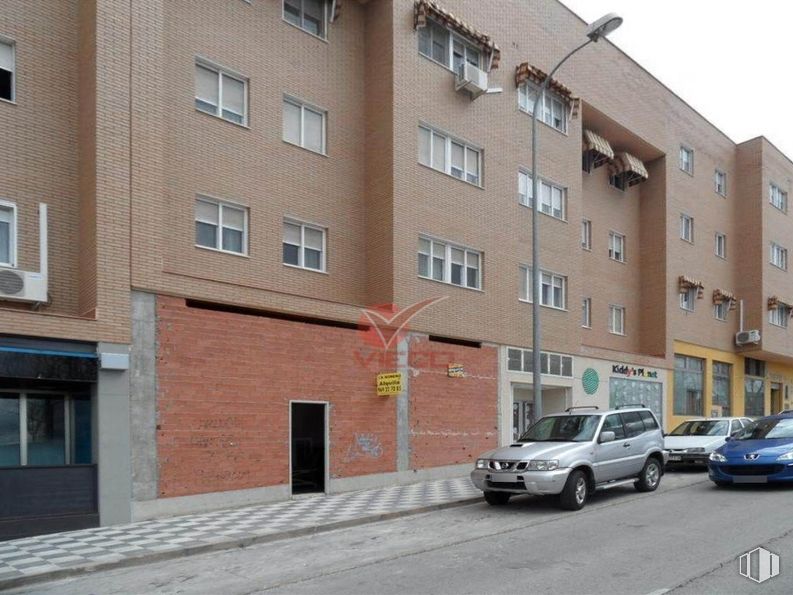 Retail for sale & for rent at Zona Parquesol, Cuenca, 16004 with car, building, automotive parking light, land vehicle, wheel, tire, window, vehicle, urban design and condominium around