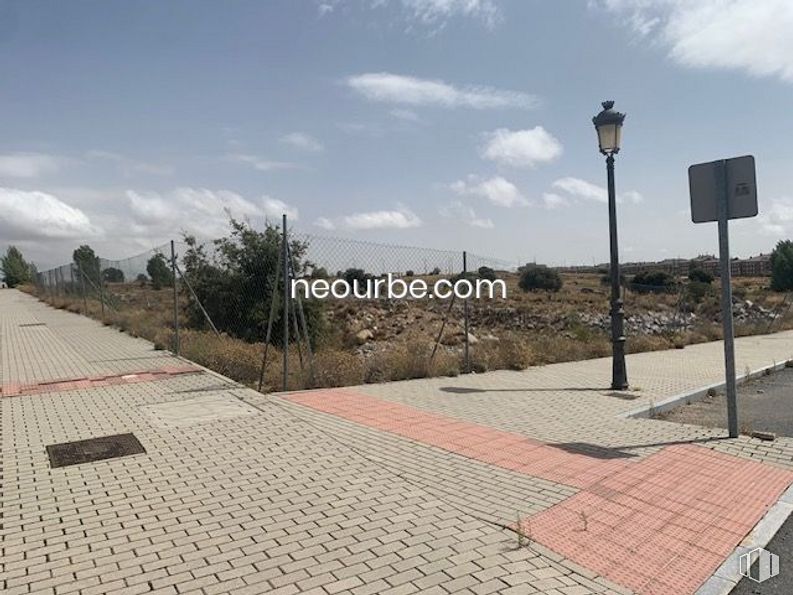 Land for sale at Calle Albacete, Ávila, 05004 with street light, cloud, sky, plant, road surface, asphalt, land lot, urban design, tree and wall around