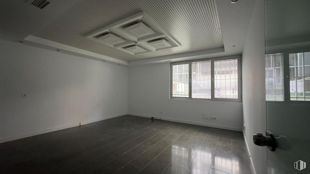 Oficina en alquiler en Calle Oquendo, Chamartín, Madrid, 28006 con ventana, edificio, accesorio, hall, madera, suelo, suelos, techo, casa y sombra alrededor