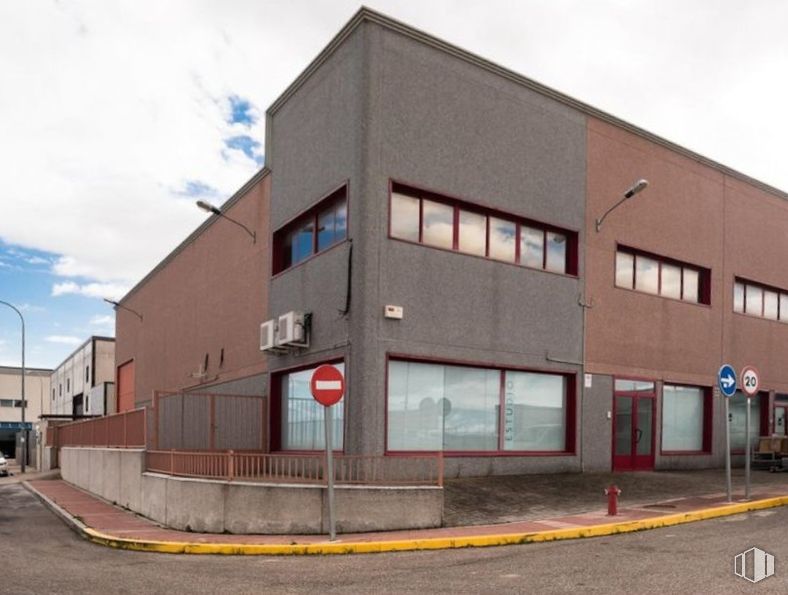 Industrial for sale at Zona industrial, Santa Cruz del Retamar, Toledo, 45513 with window, sky, building, cloud, fixture, urban design, facade, street light, commercial building and brick around