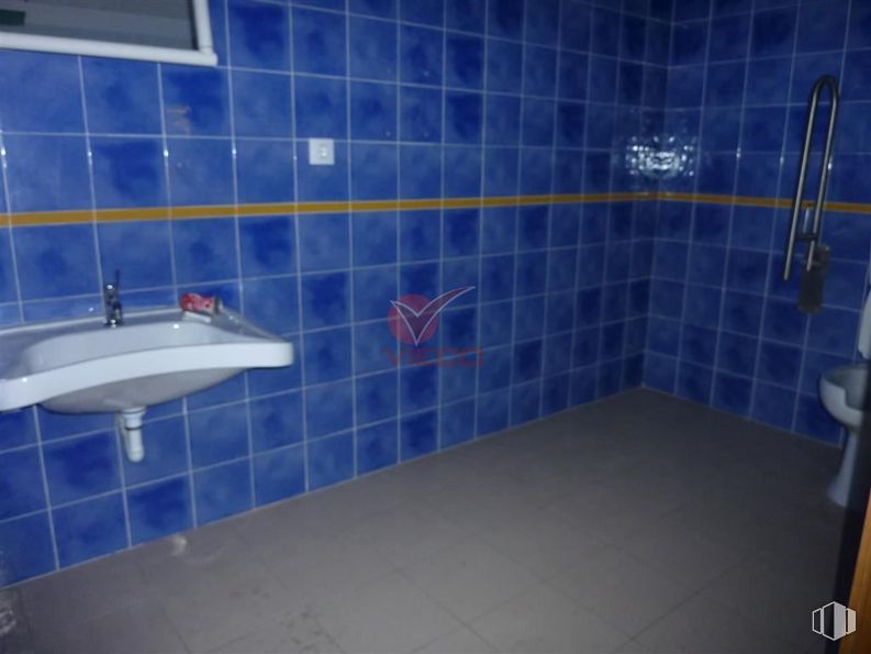 Retail for rent at Calle Fernando Zóbel, Cuenca, 16002 with sink, property, plumbing fixture, purple, tap, bathroom, fluid, floor, flooring and wall around