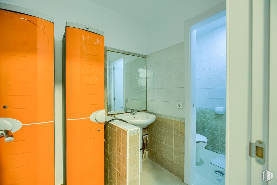 Local en venta en Calle Fermín Caballero, Fuencarral - El Pardo, Madrid, 28034 con fregadero, grifo, accesorio de fontanería, baño, espejo, edificio, morado, lavabo de baño, accesorio y diseño de interiores alrededor