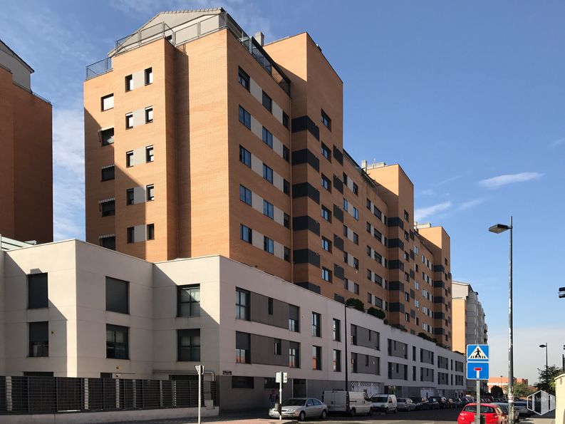 Local en venta en Calle Fuente Cisneros, 31, Alcorcón, Madrid, 28922 con edificio, cielo, día, ventana, luz de la calle, nube, bloque de torre, diseño urbano, condominio y barrio alrededor