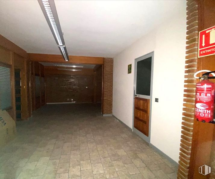 Oficina en venta en Calle Nueva, Toledo, 45001 con puerta, madera, accesorio, hall, suelo, suelos, tinte para madera, edificio, madera dura y techo alrededor