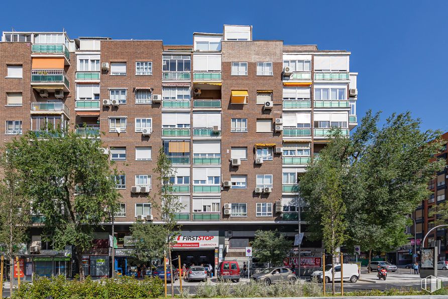 Retail for rent at Calle Cavanilles, Retiro, Madrid, 28007 with building, urban area, window, city, apartment, metropolitan area, facade, town, residential area and neighbourhood around