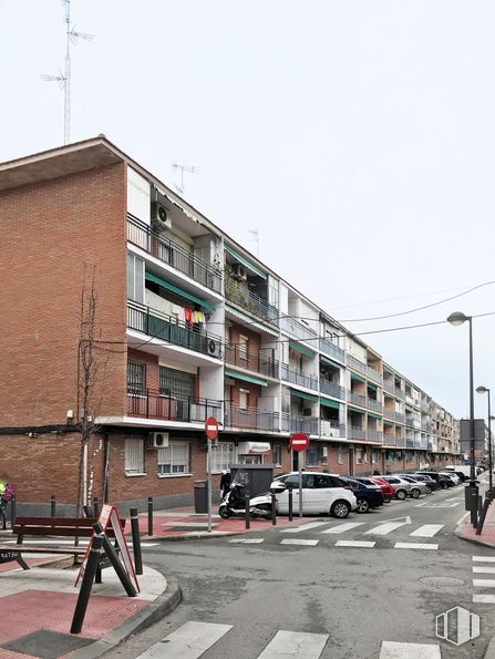 Local en venta en Calle Garcilaso, 41, Getafe, Madrid, 28904 con coche, edificio, cielo, rueda, neumático, luz de la calle, infraestructura, vehículo, ventana y superficie de carretera alrededor