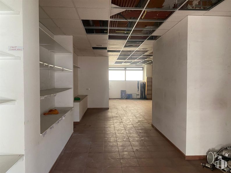 Retail for rent at Paseo Chopera, 47, Arganzuela, Madrid, 28045 with flooring, floor, ceiling, wood, interior design, composite material, shelving, plywood, tile flooring and glass around