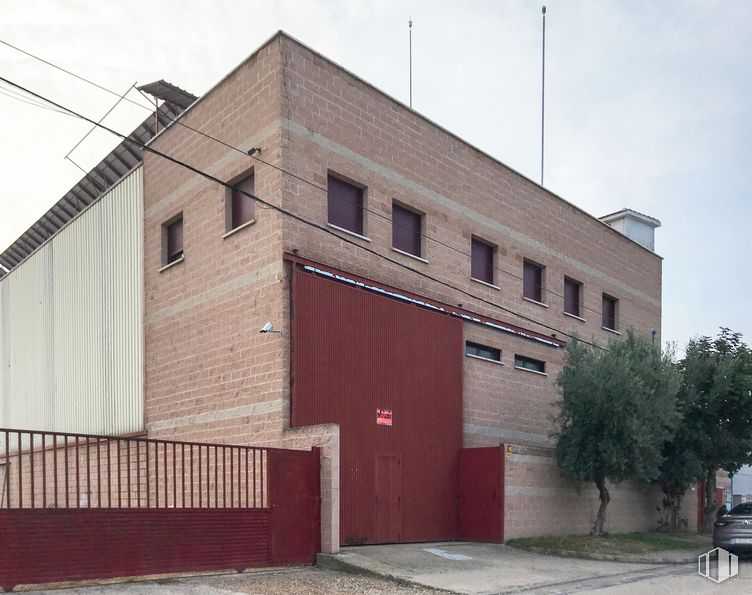 Nave en alquiler en Calle del Uranio, 10, San Martín de la Vega, Madrid, 28330 con edificio, cielo, neumático, rueda, planta, madera, ladrillo, área residencial, fachada y coche alrededor