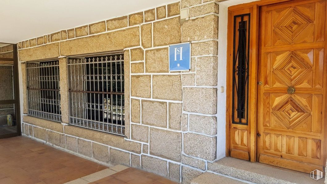 Retail for sale at Zona La Pedriza, Manzanares el Real, Madrid, 28410 with door, window, property, fixture, wood, brickwork, brick, wall, floor and real estate around