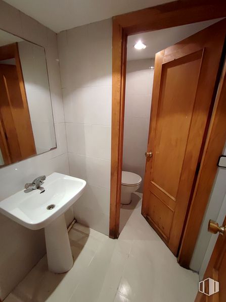 Local en venta en Calle Venta, Collado Villalba, Madrid, 28400 con fregadero, inodoro, puerta, lavabo de baño, propiedad, grifo, accesorio de plomería, edificio, accesorio y baño alrededor