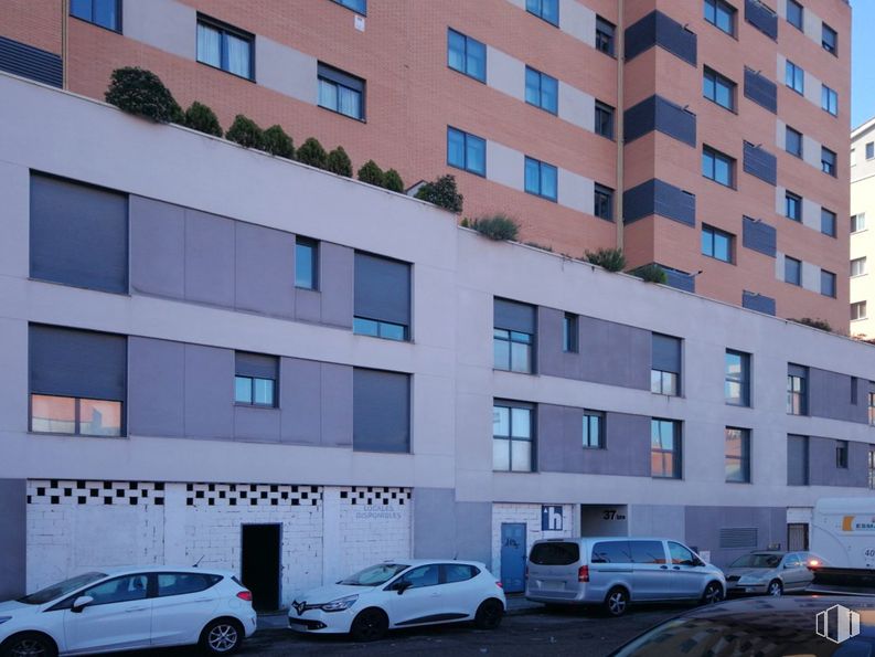 Local en venta en Calle Fuente Cisneros, 31, Alcorcón, Madrid, 28922 con coche, edificio, rueda, luz de estacionamiento automotriz, neumático, vehículo terrestre, vehículo, ventana, propiedad y azul alrededor