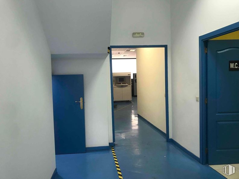 Retail for rent at Zona industrial, Alcobendas, Madrid, 28108 with door, building, fixture, flooring, floor, house, handle, ceiling, electric blue and gas around