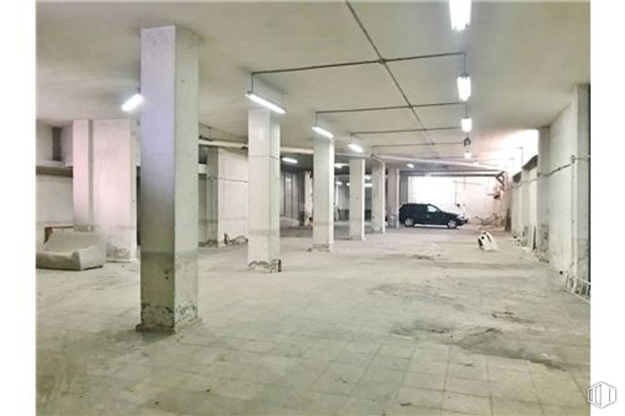 Local en alquiler y venta en Avenida Leopoldo Calvo - Sotelo Bustelo, 10, Pozuelo de Alarcón, Madrid, 28224 con luz de estacionamiento automotriz, edificio, neumático, accesorio, iluminación automotriz, piso, suelo, pasillo, coche y vehículo alrededor