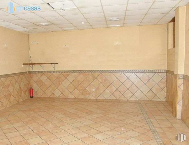 Retail for sale at Calle Real, Navalafuente, Madrid, 28729 with flooring, building, floor, shade, composite material, ceiling, fixture, tile, wood and plywood around