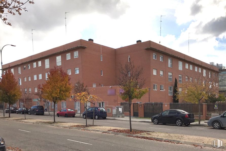 Local en alquiler y venta en Avenida Velázquez, 2, Rivas-Vaciamadrid, Madrid, 28529 con coche, edificio, nube, rueda, cielo, ventana, luz de la calle, neumático, vehículo y árbol alrededor