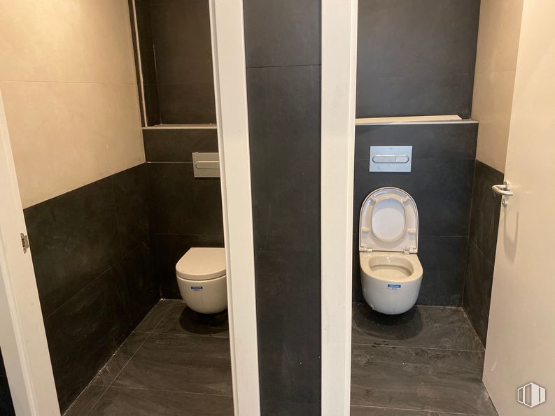 Oficina en alquiler en Zona Tetuán, Tetuán, Madrid, 28020 con inodoro, marrón, asiento del baño, baño, accesorio, púrpura, arreglo de tubería, piso, suelo y madera alrededor