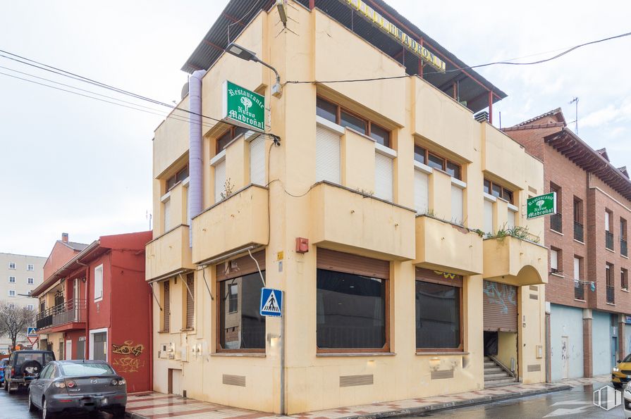 Local en venta en Calle Calvario, 6, Azuqueca de Henares, Guadalajara, 19200 con coche, ventana, edificio, neumático, vehículo terrestre, rueda, cielo, propiedad, vehículo y nube alrededor